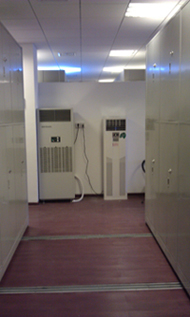 除濕機(jī)和凈化器放置在二檔案柜之間