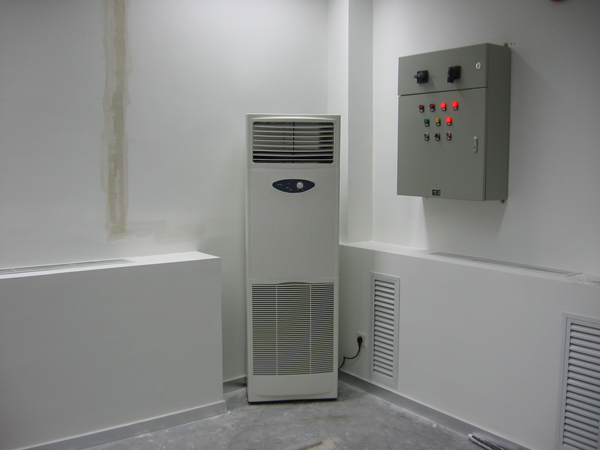 除濕機(jī)放在總配電房出風(fēng)口邊