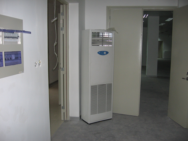 檔案室開(kāi)關(guān)邊放置的除濕機(jī)